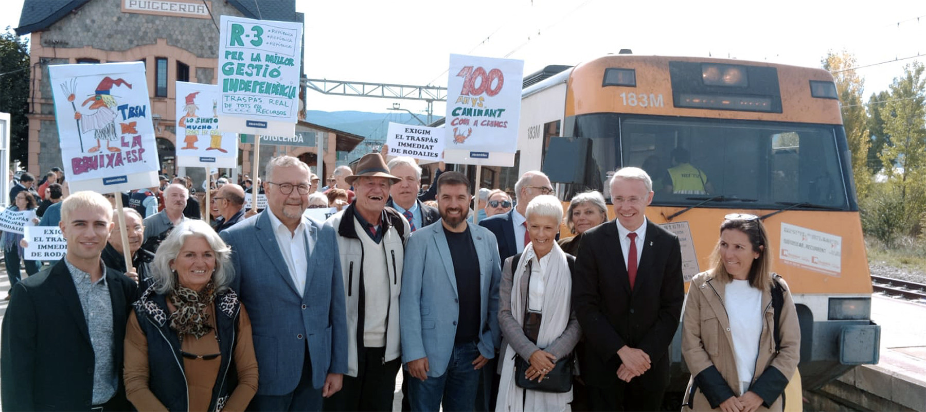 Les autoritats i manifestats en l'acte de commemoració 
