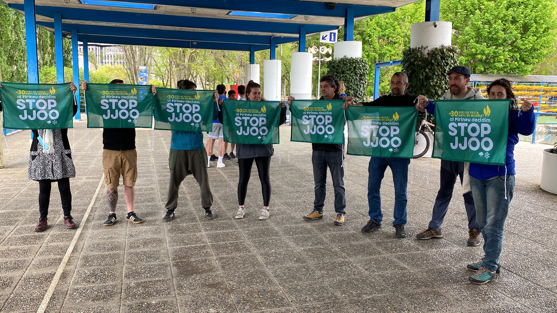 Diversos membres de la plataforma Stop JJOO concentrats on s'ha fet la reunió