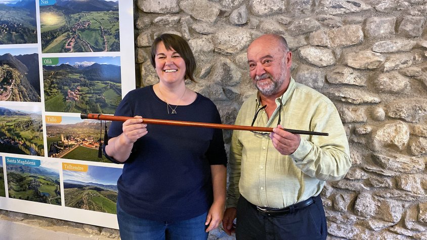 La nova alcadessa de Bellver de Cerdanya, Laia Serra, subjectant la vara d'alcaldesas amb l'anterior alcalde Francesc Xavier Porta