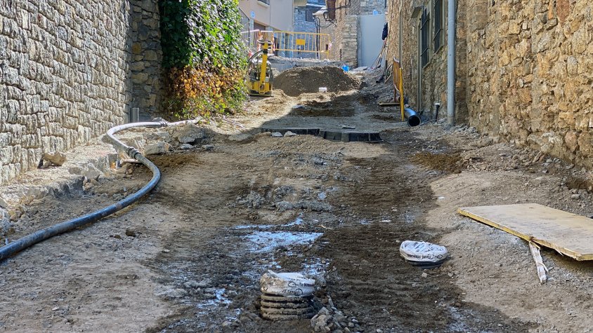 Detall de l'estat de les obres al carrer de la plaça de Prullans