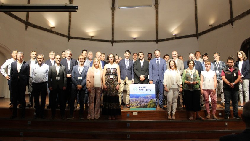 Fotografia de la família de la presentació del projecte