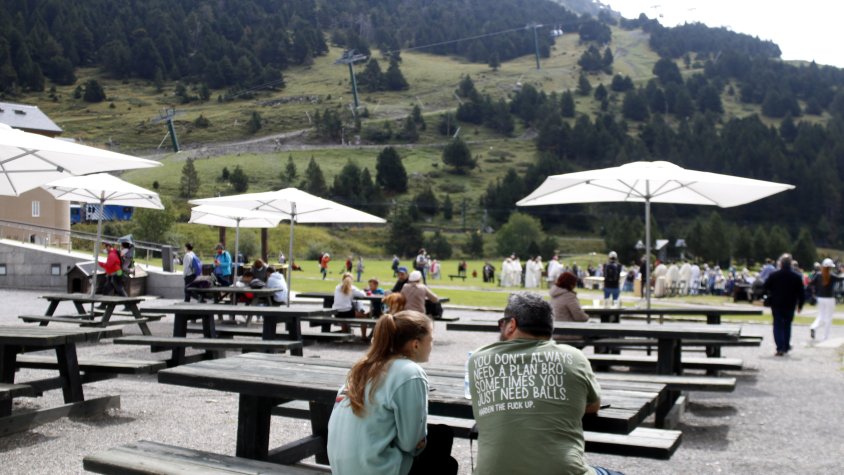Visitants a l'exterior de Vall de Núria