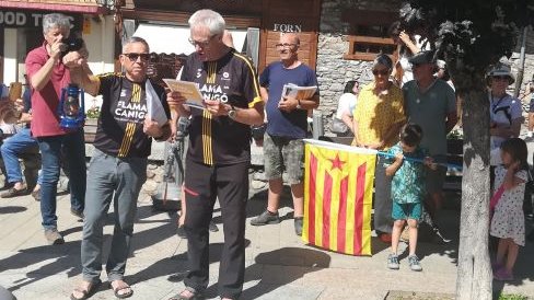 En Manel Figuera a la seva arribada a Llívia amb la flama