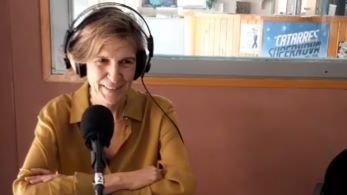Teresa Ferreiro als estudis de Ràdio Pirineus