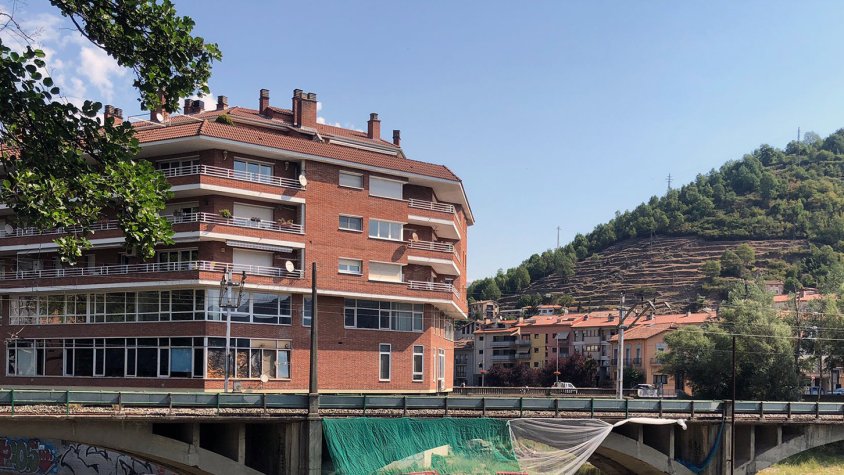 L'inici de les obres al pont d'ADIF sobre el riu Ter a Ripoll