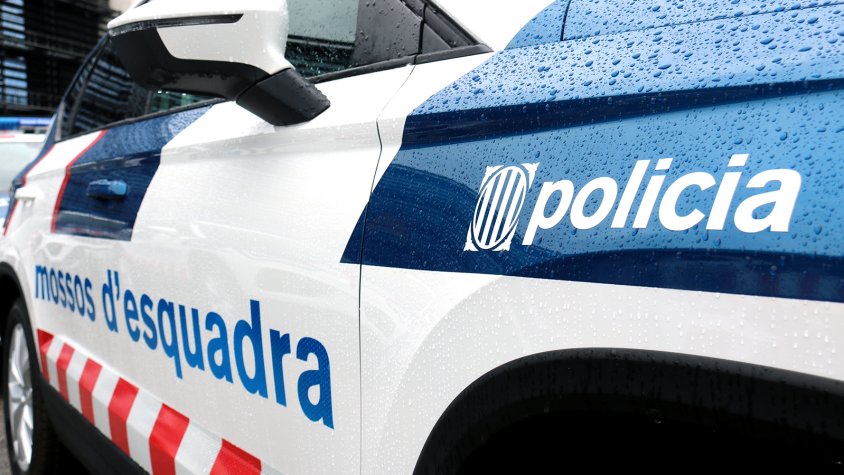 La policia l'acusa dels delictes de robatori amb força, danys i conduir sota els efectes de l'alcohol i sense carnet