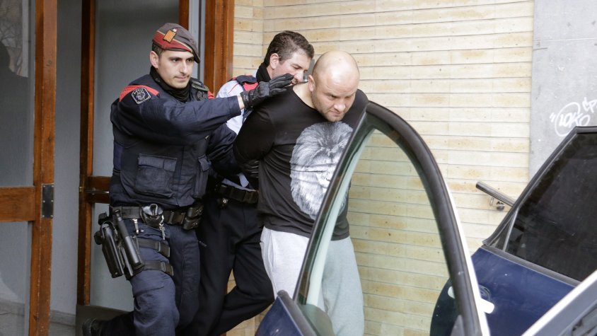 Els Mossos d'Esquadra enduent-se el detingut per matar un paleta a Puigcerdà