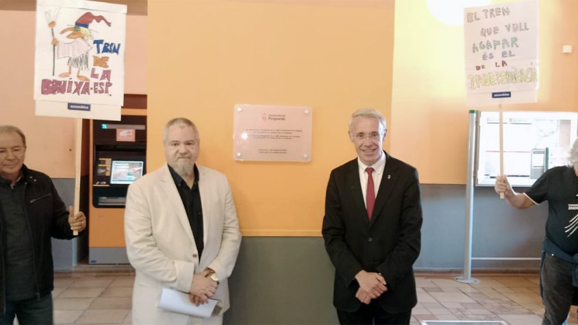 S'ha descobert una placa commemorativa per recordar l'arribada del tren ara fa cent anys