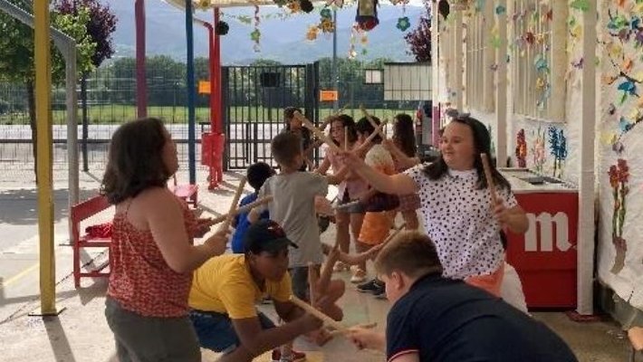 Nens  participant en l'activitat de l'Escola Balla