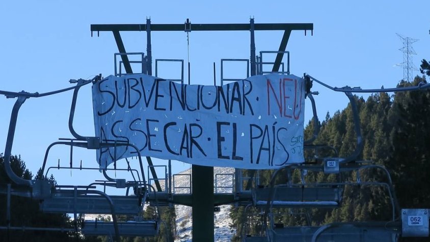 Pancarta penjada avui des d'un telecadira de la Molina