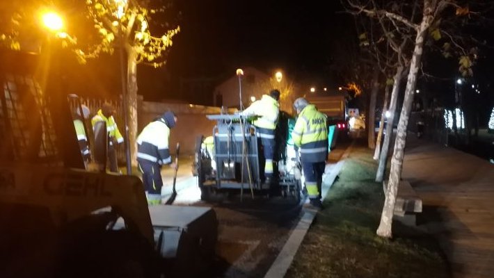 Operaris treballant en la pavimentació aquesta tarda