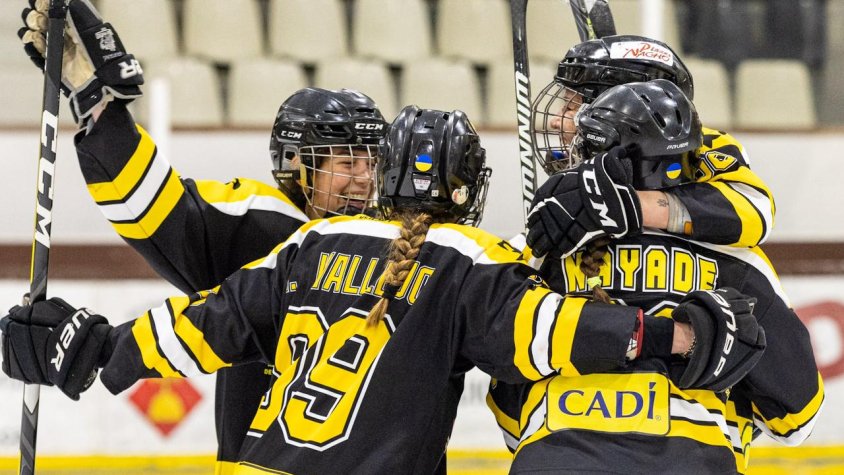Les jugadores del sènior femení celebrant la victòria aquest diumenge