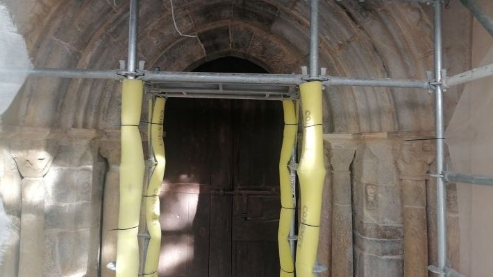 Portada, encara amb la bastida, de l'església de Sant Pere d'Olopte