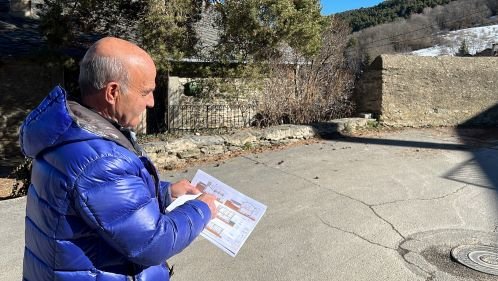 L'alcalde de Fontanals, Ramón Chia, repassant el projecte