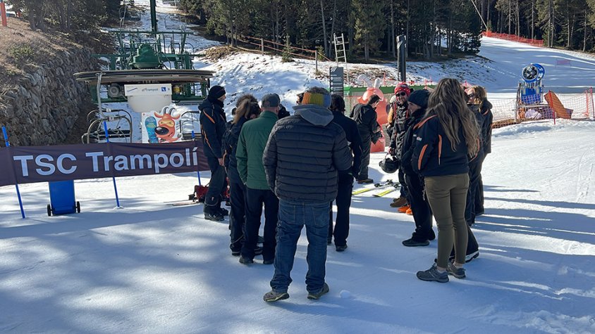 Un grup de treballadors de La Molina aturats per la vaga