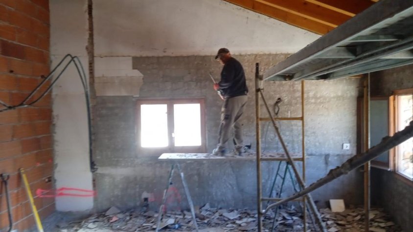 Operari treballant en les obres de l'ajuntament de Prats