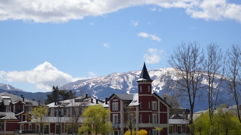 El llac de Puigcerdà, amb les muntanyes al fons