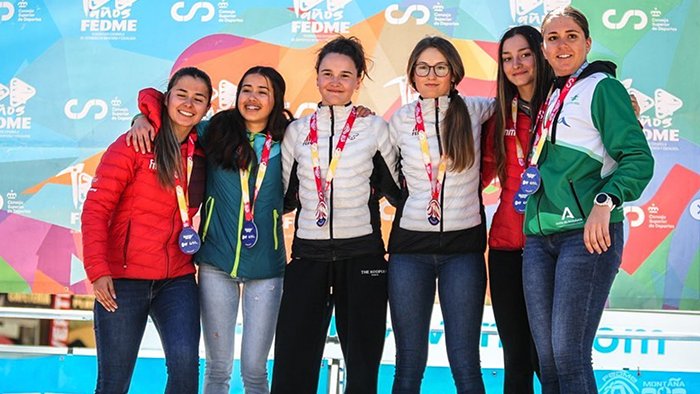 Mariona Rovira, amb les seves companyes d'esquí de muntanya