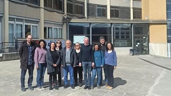 Foto de l'acord per remodelar el teulat de l'Institut Pere Borrell