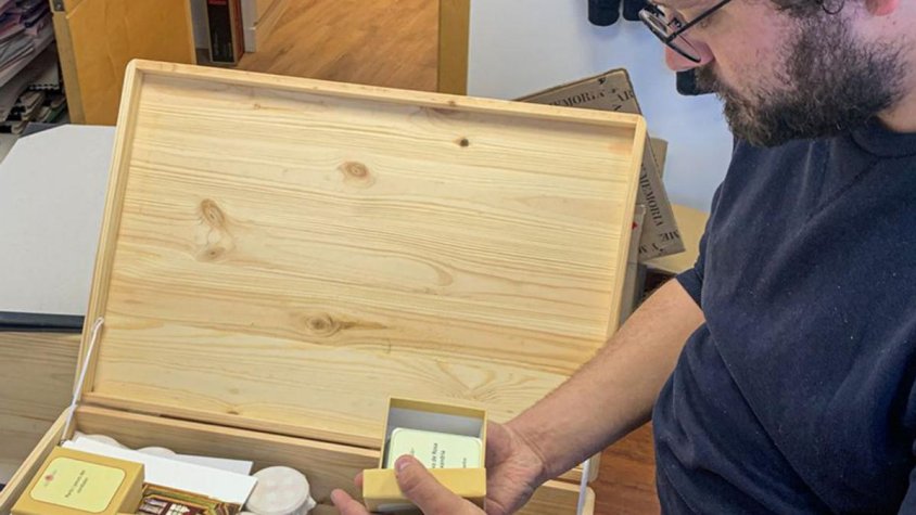 Gerard Cunil amb el material del pla educatiu