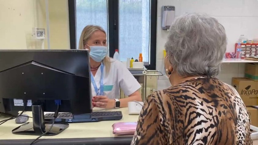 Una professional i una usuària d'un CAP de Cerdanya