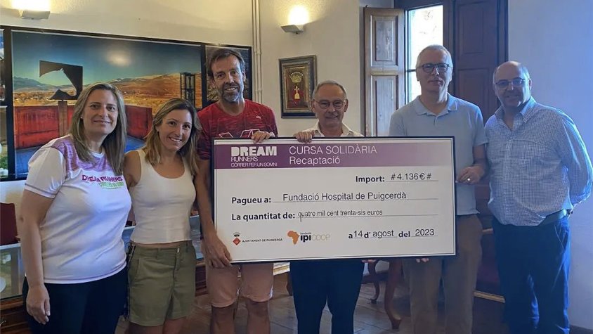 Moment de l'entrega del xec solidari