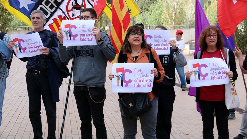 Cartells defensant el català a la feina a la concentració de suport a la treballadora del supermercat