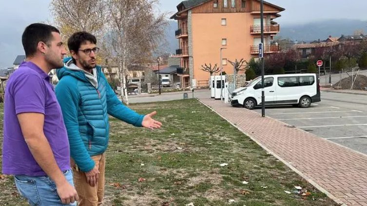 Arnau Corberó, del sindicat d'habitatge de Cerdanya, i Bernat Lavaquiol, portaveu d'Stop JJOO