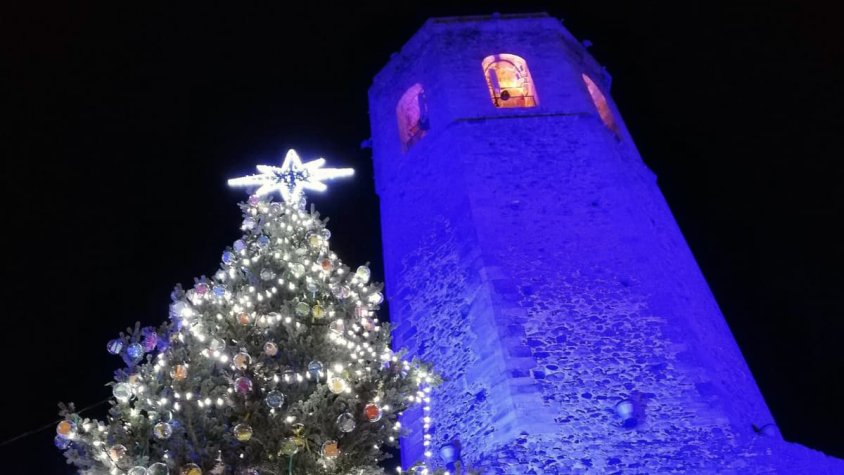 L'arbre lluirà els desitjos que han escrit les persones que ha participat en aquesta acció solidària