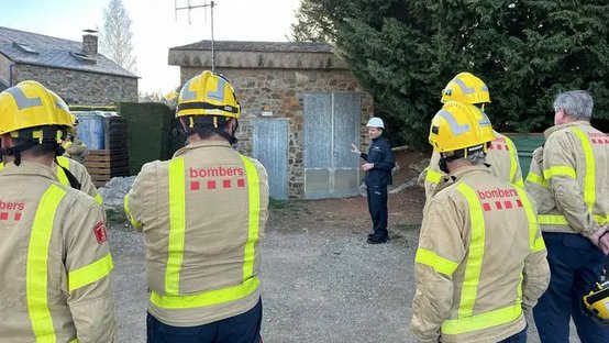 Els bombers durant el curs d'instal·lacions elèctriques