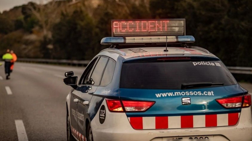 Imatge d'un vehicle dels Mossos d'Esquadra senyalitzant un accident