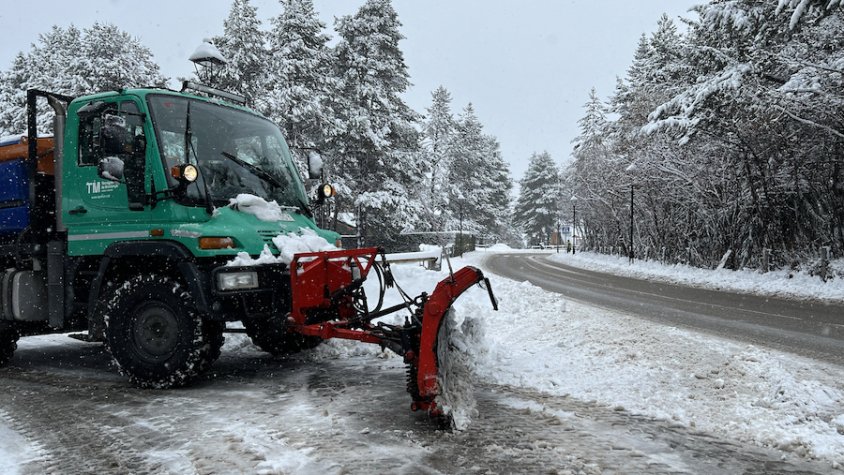 Una màquina llevaneus treballant entorn de l'estació de La Molina
