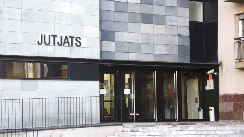 Imatge de la façana dels jutjats de la Seu d'Urgell