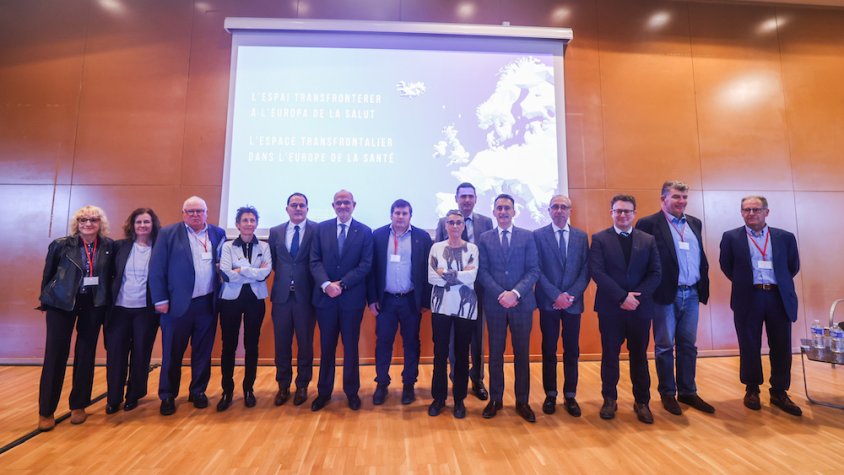 Fotografia de les autoritats i participants en la jornada, presidida per la consellera de Salut, Olga Pané, i el conseller d'Unió Europea i Acció Exterior, Jaume Duch