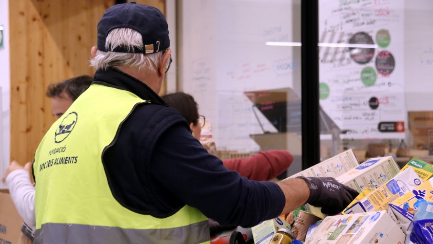 Un voluntari del Banc dels Aliments