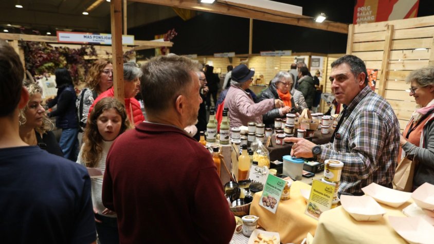 Un paradista atén un assistent a la Fira Orígens d'Olot