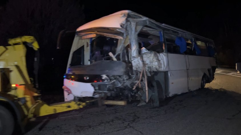 L'autocar accidentat a Portè (Alta Cerdanya); remolcat per una grua
