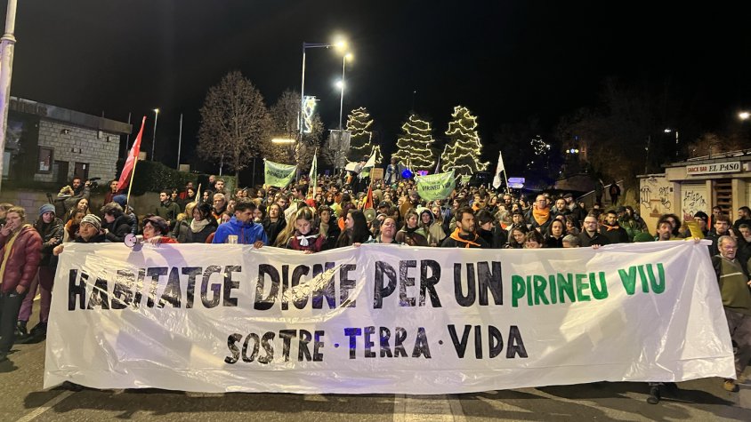 Capçalera de la manifestació a la Seu d'Urgell per un habitatge digne al Pirineu