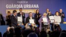 L'alcalde de Puigcerdà, Jordi Gassió, rep una placa d'homenatge per la seva gestió en l’accident d’autocar a Portè