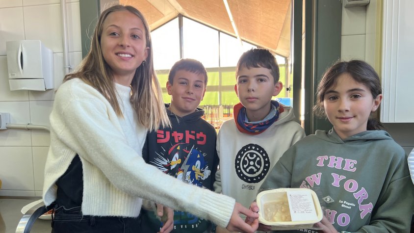 L’escola de Bellver de Cerdanya ven, a un euro i en una màquina expenedora, les racions sobrants del menjador