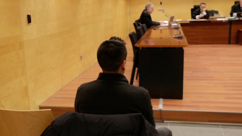 D'esquenes, l'acusat d'abusar sexualment d'una cosina a Puigcerdà