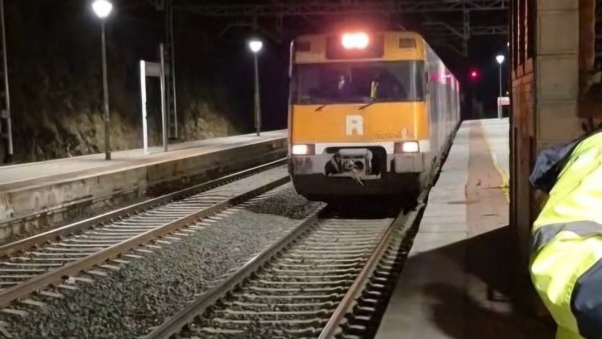 Un tren aturat a Ribes de Freser, aquest dimarts a la nit