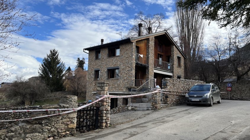 Exterior de l'habitatge de Das on s'ha produït una explosió