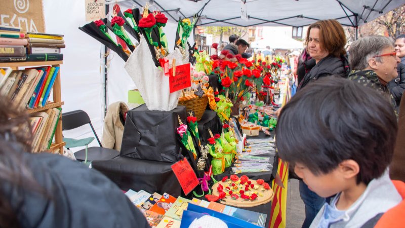 Les parades de llibres i roses han tornat a estar protagonistes del dia de Sant Jordi