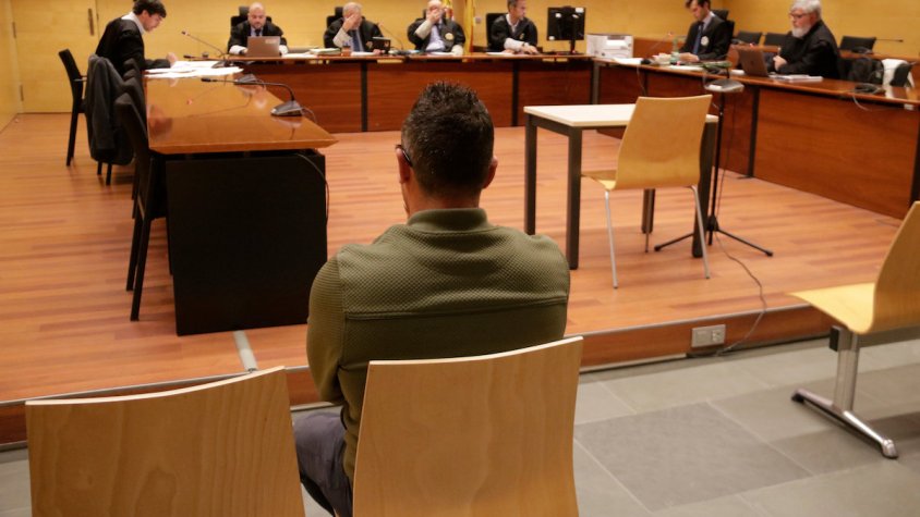 D'esquenes, l'acusat d'agredir sexualment una treballadora a Puigcerdà, en el judici a l'Audiència de Girona
