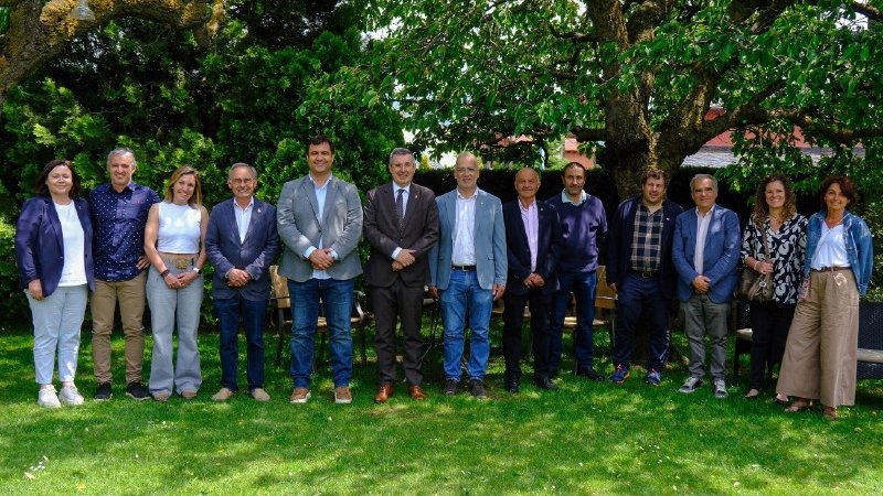 Imatge grupal dels alcaldes amb el president de la Diputació de Girona