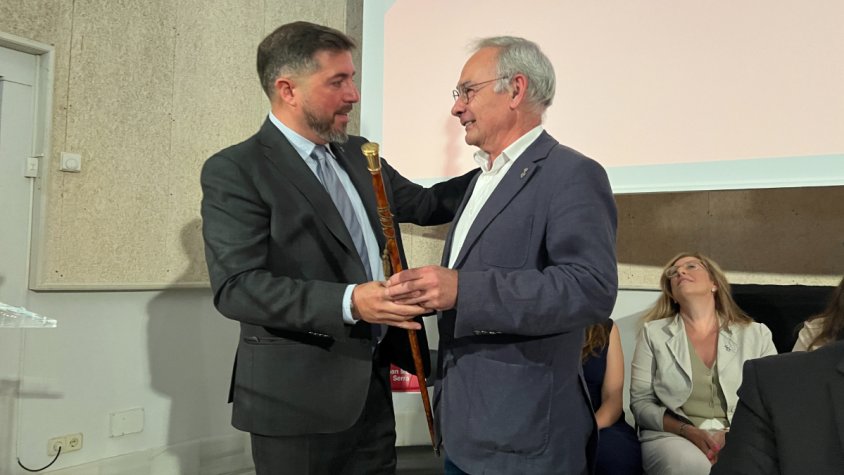El republicà Joan Manel Serra rebent la vara d'alcaldia de la mà sortint, Jordi Gassió