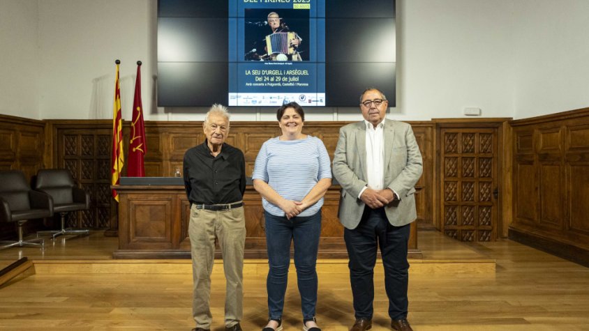 La vicepresidenta de l'Institut d'Estudis Ilerdencs, Estefania Rufach; el diputat Celestí Vila; i el cap de l'organització de la Trobada amb els Acordionistes deI Pirineu, Artur Blasco, presentant l'edició d'enguany.