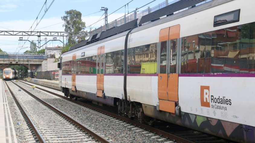 Un tren esperant a Parets del Vallès per poder accedir al tram de via única en direcció nord a l'R3