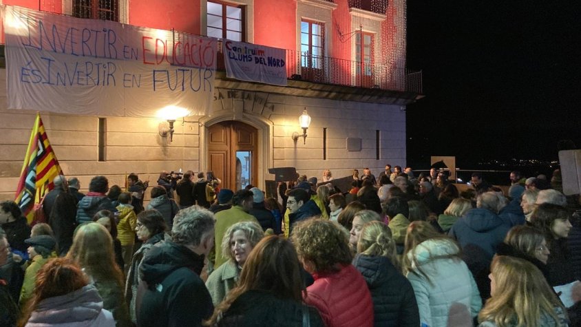 Un instant de la concentració de familiars d'alumnes de l'escola Llums del Nord de Puigcerdà davant l'ajuntament per mostrar el seu rebuig a un possible tancament del centre